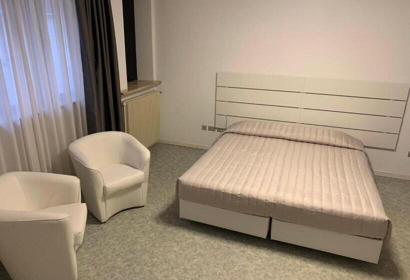 スタンダードトリプルルーム, Euro Meublé