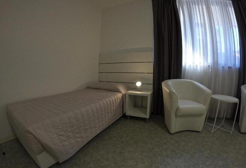 スタンダードトリプルルーム, Euro Meublé