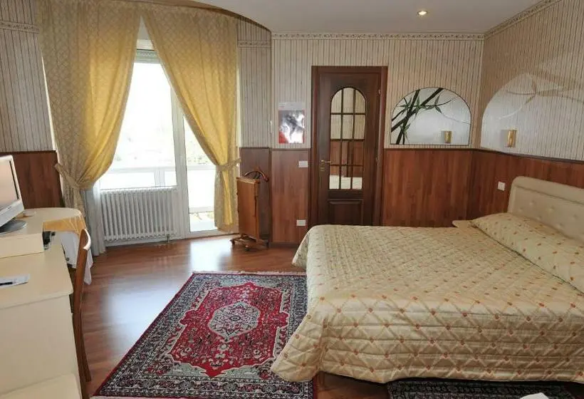 Standard Kolmen Hengen Huone, Fossati