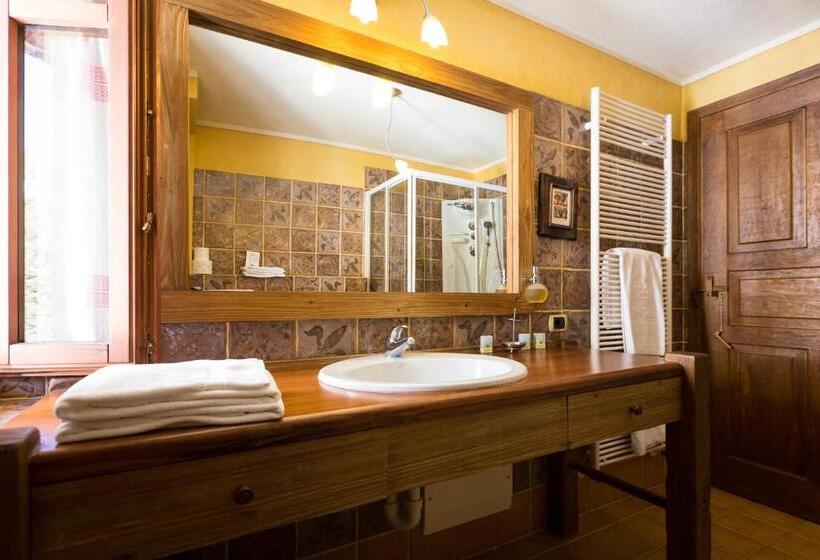 جناح جونيور, Lyshaus