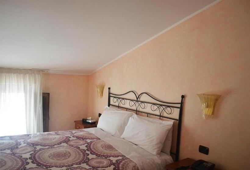 基本三人间, Palazzo Krataiis