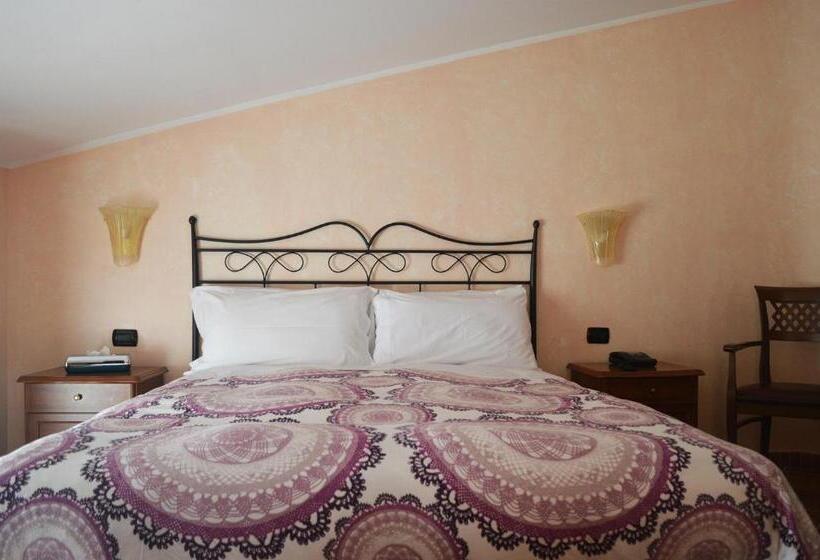 基本三人间, Palazzo Krataiis