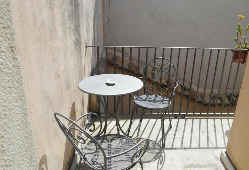 基本三人间, Palazzo Krataiis