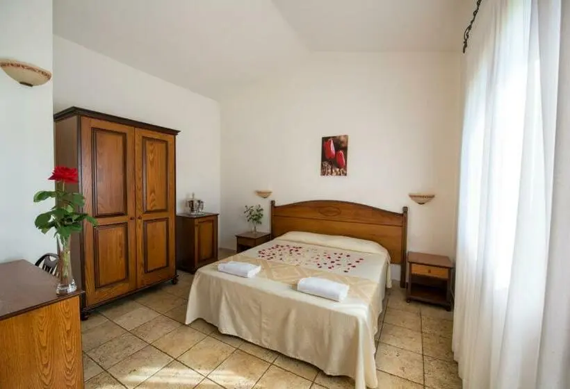Standard Yhden Hengen Huone, Perda Rubia