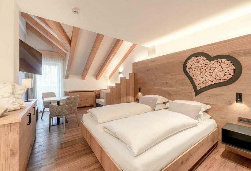 جناح جونيور, Renè Dolomites Boutique