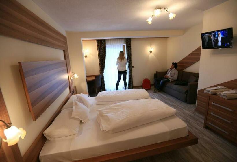 جناح جونيور, Renè Dolomites Boutique