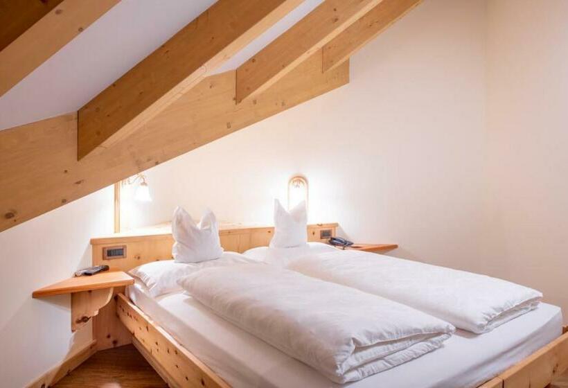 جناح, Renè Dolomites Boutique