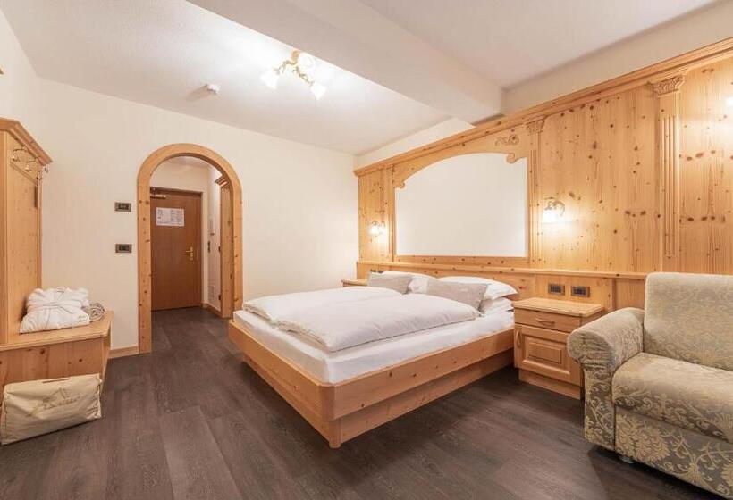 جناح جونيور, Renè Dolomites Boutique