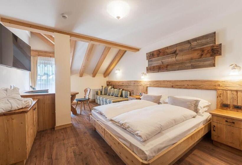 جناح جونيور, Renè Dolomites Boutique