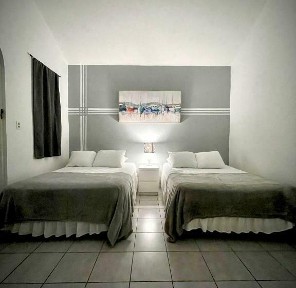 Standard Værelse til 4 pers. med Balkon, The Village Inn