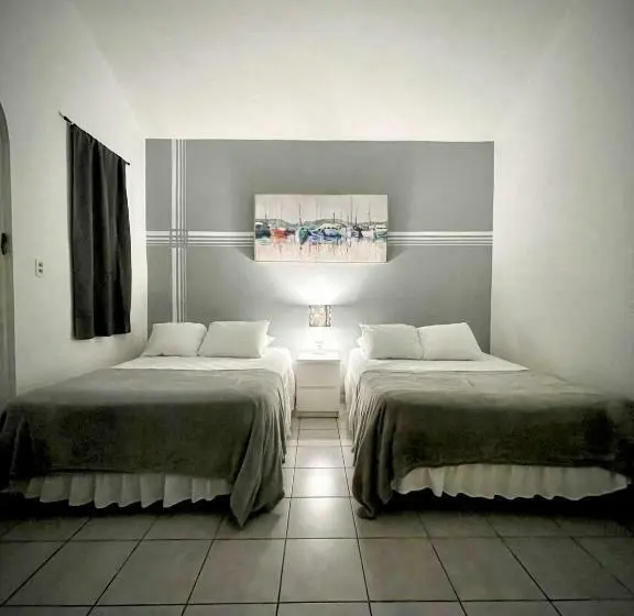اتاق استاندارد چهارنفره با بالکن, The Village Inn