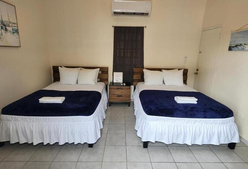 Standard Værelse til 4 pers. med Balkon, The Village Inn