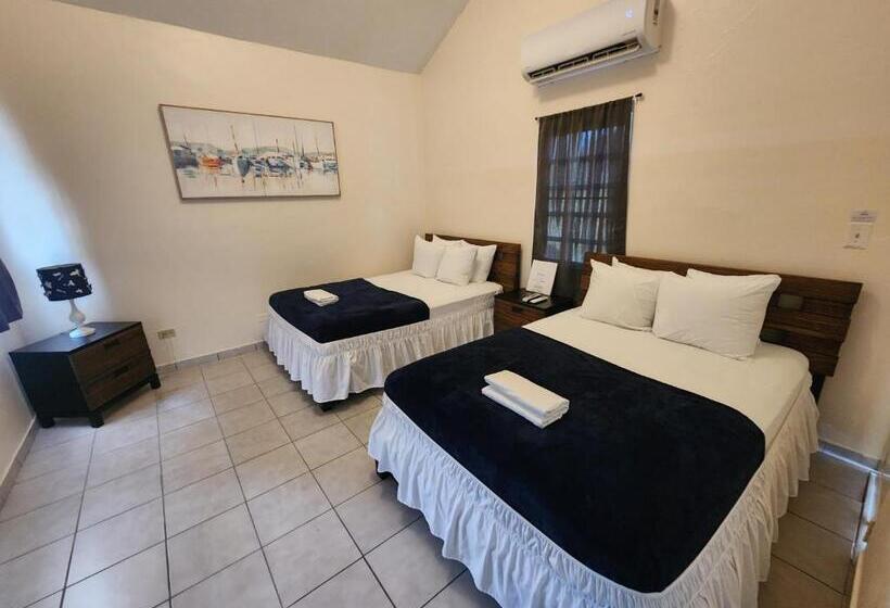 Standard Værelse til 4 pers. med Balkon, The Village Inn