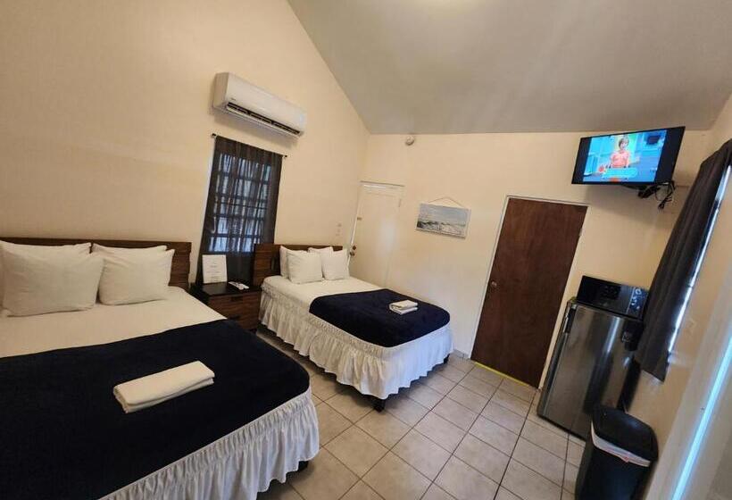 Standard Værelse til 4 pers. med Balkon, The Village Inn