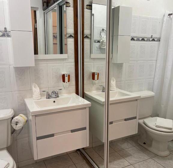 Standard Værelse til 4 pers. med Balkon, The Village Inn