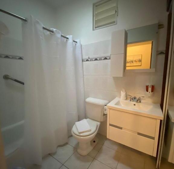 Standard Værelse til 4 pers. med Balkon, The Village Inn