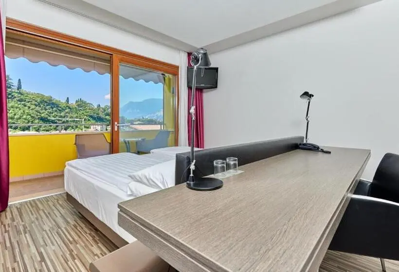 اتاق لوکس, Vacanze 2000   Adults Only
