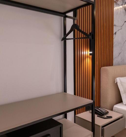 غرفة سوبيريور ثلاثية, Litan