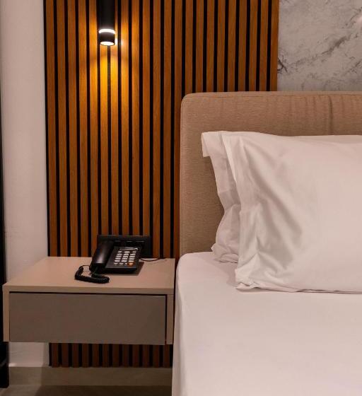 غرفة سوبيريور ثلاثية, Litan