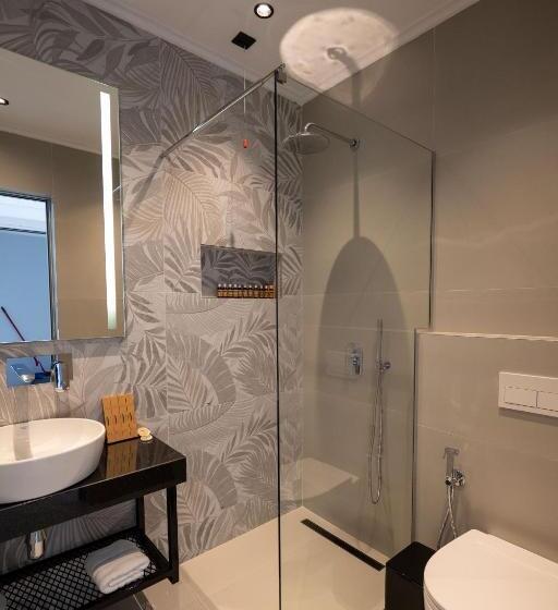 غرفة سوبيريور ثلاثية, Litan