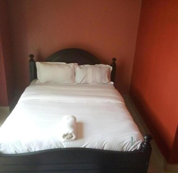اتاق استاندارد یک نفره, Suzie Hotel Kampala Uganda