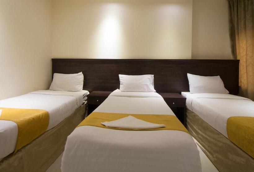 חדר אקונומי לשלושה, Snood Al Azama