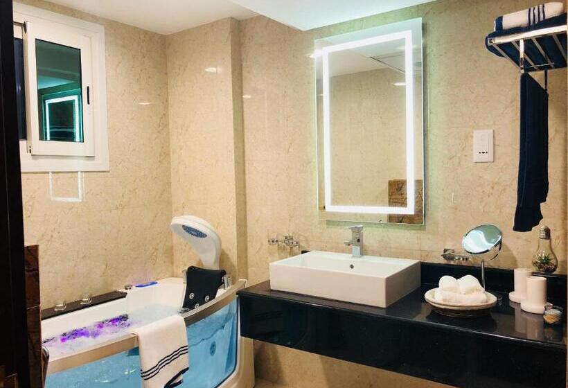 اتاق لوکس با بالکن, Saxophone Suites