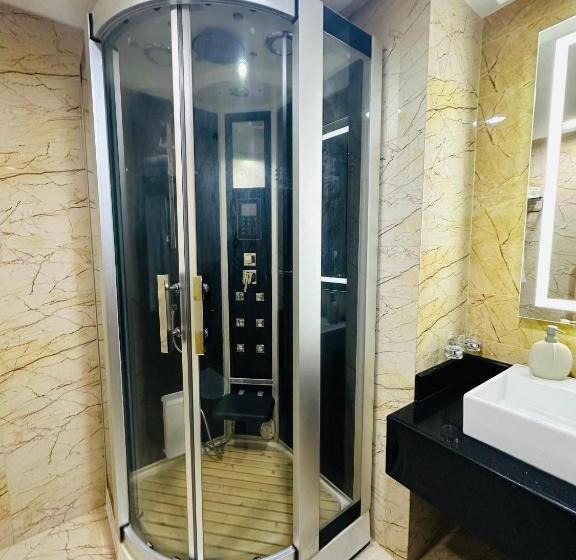 اتاق لوکس با چشمانداز دریا, Saxophone Suites