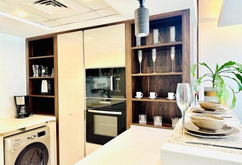 اتاق لوکس با چشمانداز دریا, Saxophone Suites