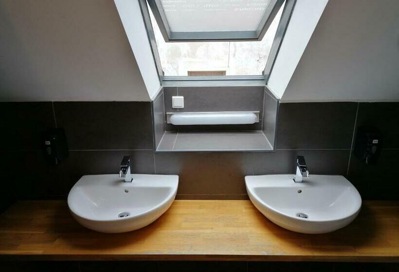 تختخواب در اتاق مشترک, Cukrarna Guest Accommodation