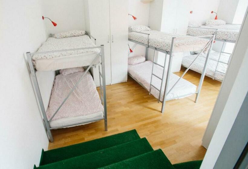 تختخواب در اتاق مشترک, Cukrarna Guest Accommodation