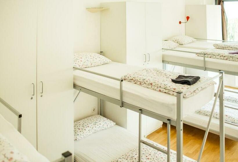 تختخواب در اتاق مشترک, Cukrarna Guest Accommodation