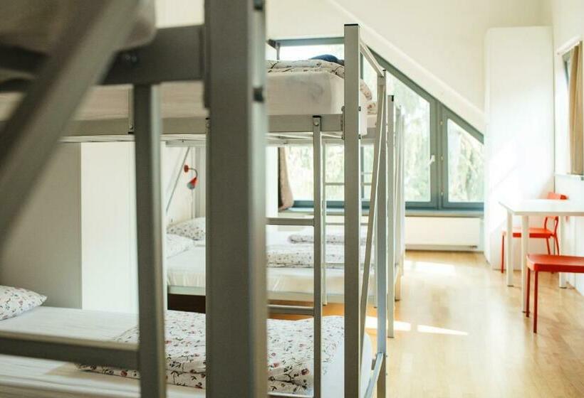 Łóżko we Wspólnym Pokoju, Cukrarna Guest Accommodation