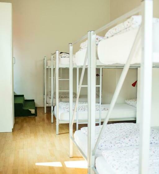 تختخواب در اتاق مشترک, Cukrarna Guest Accommodation