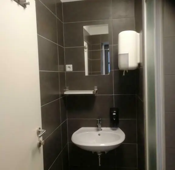 تختخواب در اتاق مشترک, Cukrarna Guest Accommodation