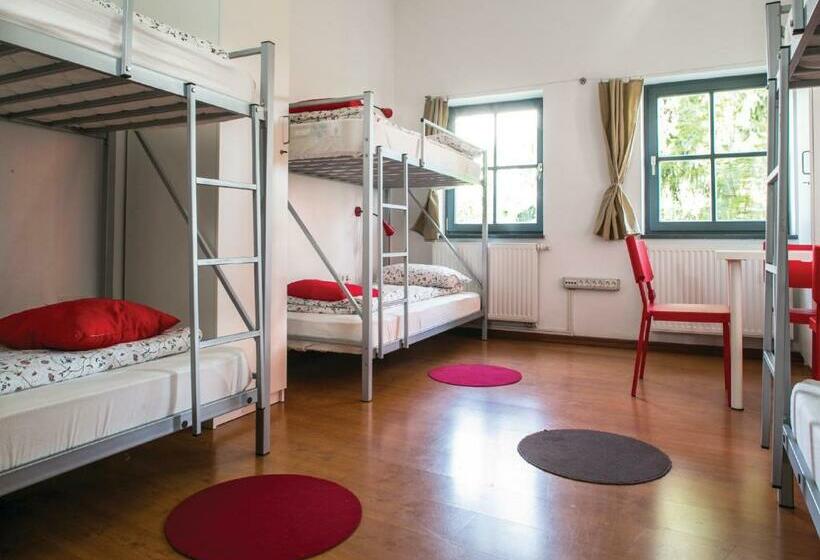 تختخواب در اتاق مشترک, Cukrarna Guest Accommodation