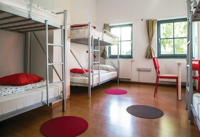 تختخواب در اتاق مشترک, Cukrarna Guest Accommodation