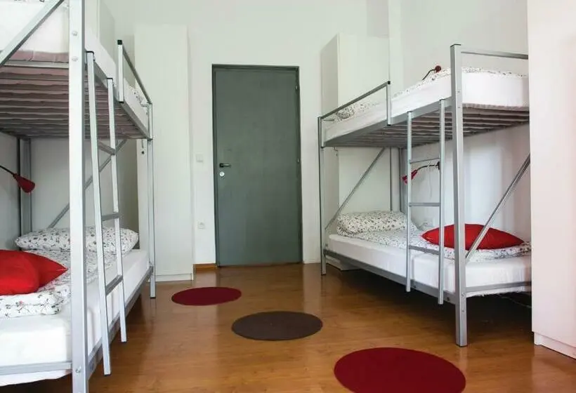 تختخواب در اتاق مشترک, Cukrarna Guest Accommodation