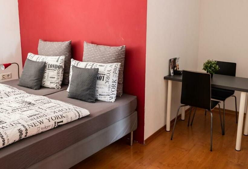 Pokój Standard Wspólna Łazienka, Cukrarna Guest Accommodation