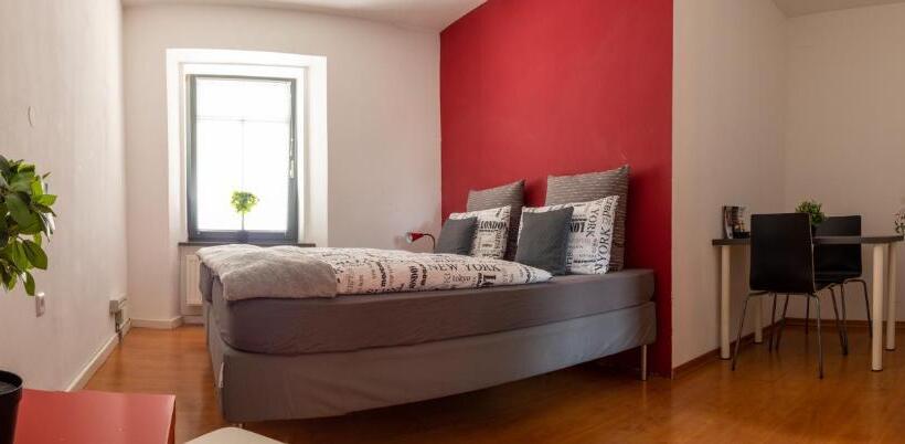 Pokój Standard Wspólna Łazienka, Cukrarna Guest Accommodation