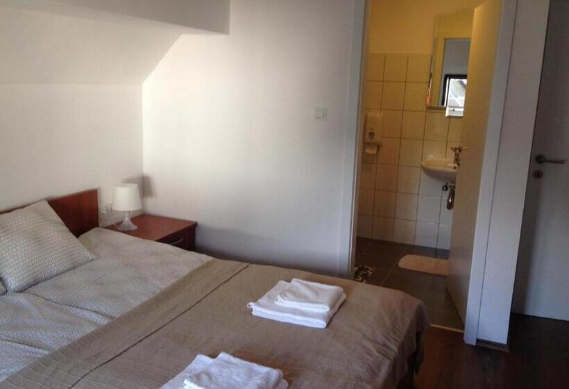 اتاق استاندارد با چشم‌انداز کوهستان, B&b Rot