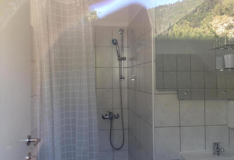 اتاق خانوادگی, B&b Rot