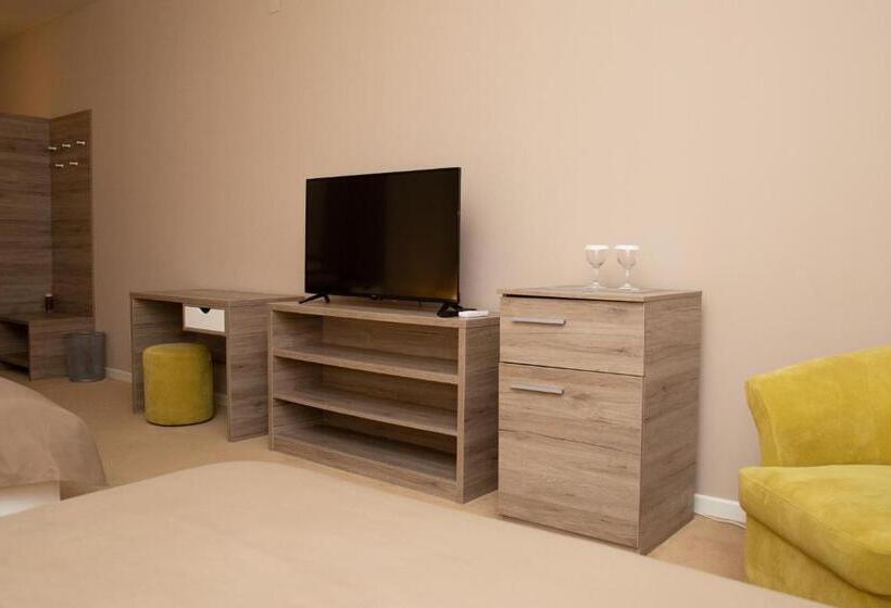 اتاق لوکس, Casino Motel Senator