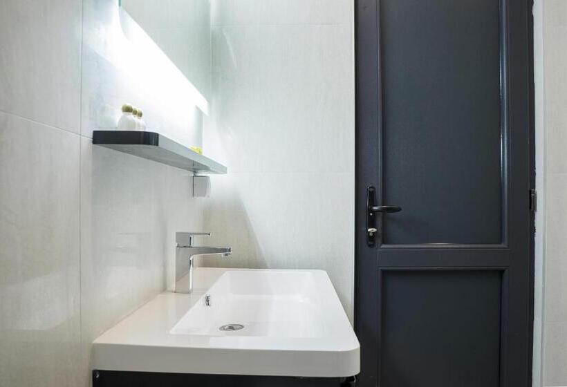 اتاق لوکس خانوادگی, Casino Motel Senator