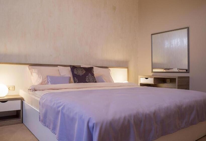 اتاق لوکس خانوادگی, Casino Motel Senator