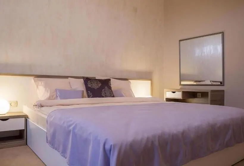 اتاق لوکس خانوادگی, Casino Motel Senator