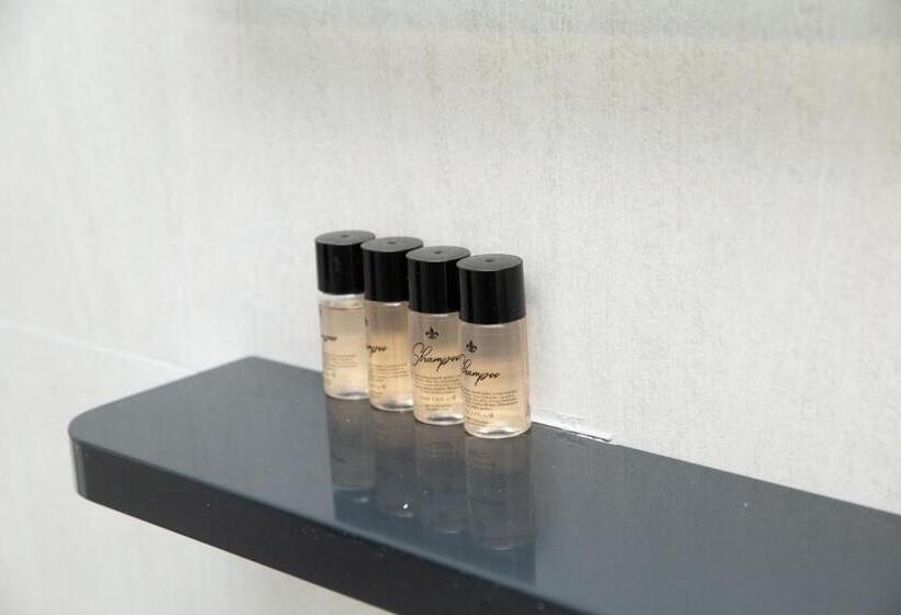 اتاق لوکس خانوادگی, Casino Motel Senator