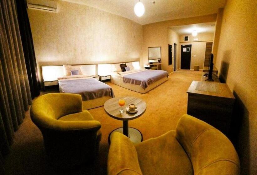 اتاق لوکس خانوادگی, Casino Motel Senator