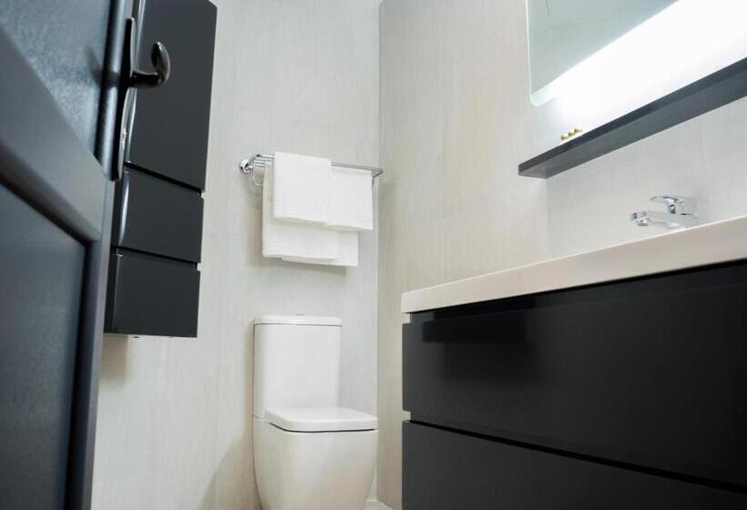 اتاق لوکس خانوادگی, Casino Motel Senator