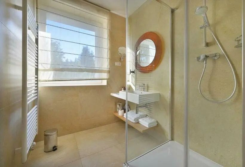 Perhehuone, Pod Lipou Resort